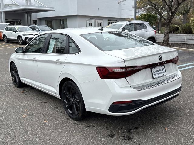Used 2025 Volkswagen Jetta SE w/ Black Wheel Package image 7