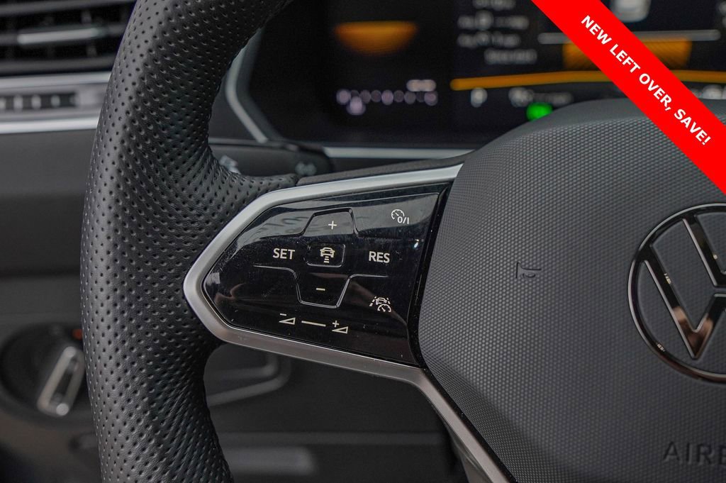 Used 2024 Volkswagen Tiguan SE R-Line image 11