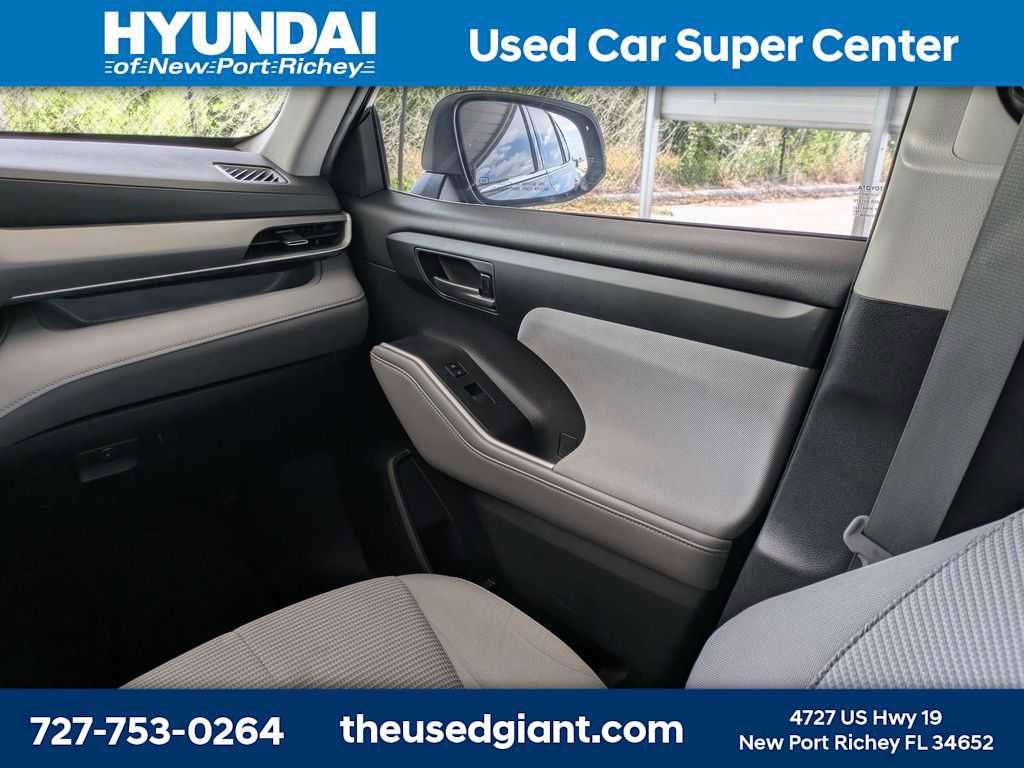 Used 2021 Toyota Highlander LE image 24