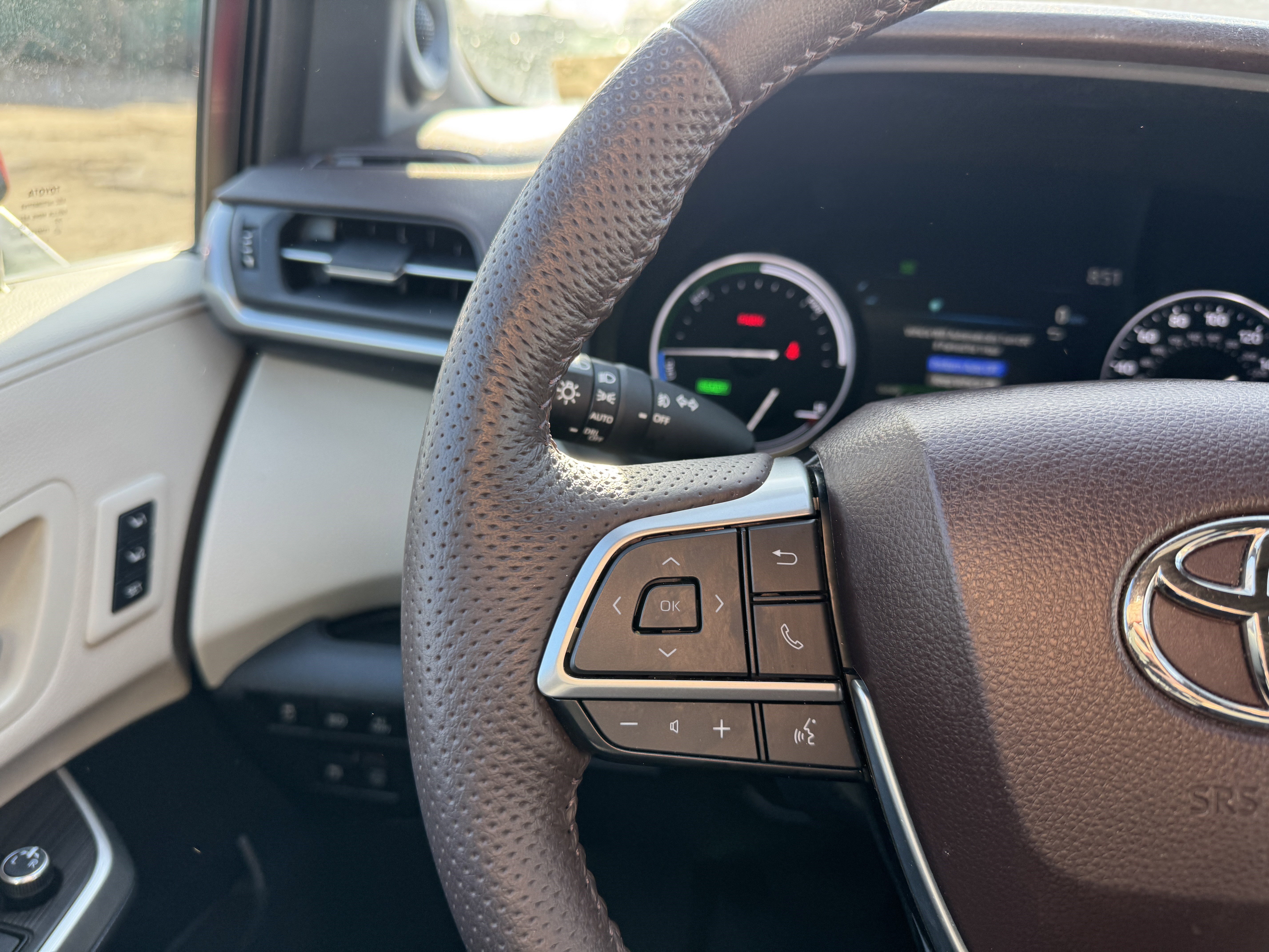 Used 2023 Toyota Sienna Platinum image 25