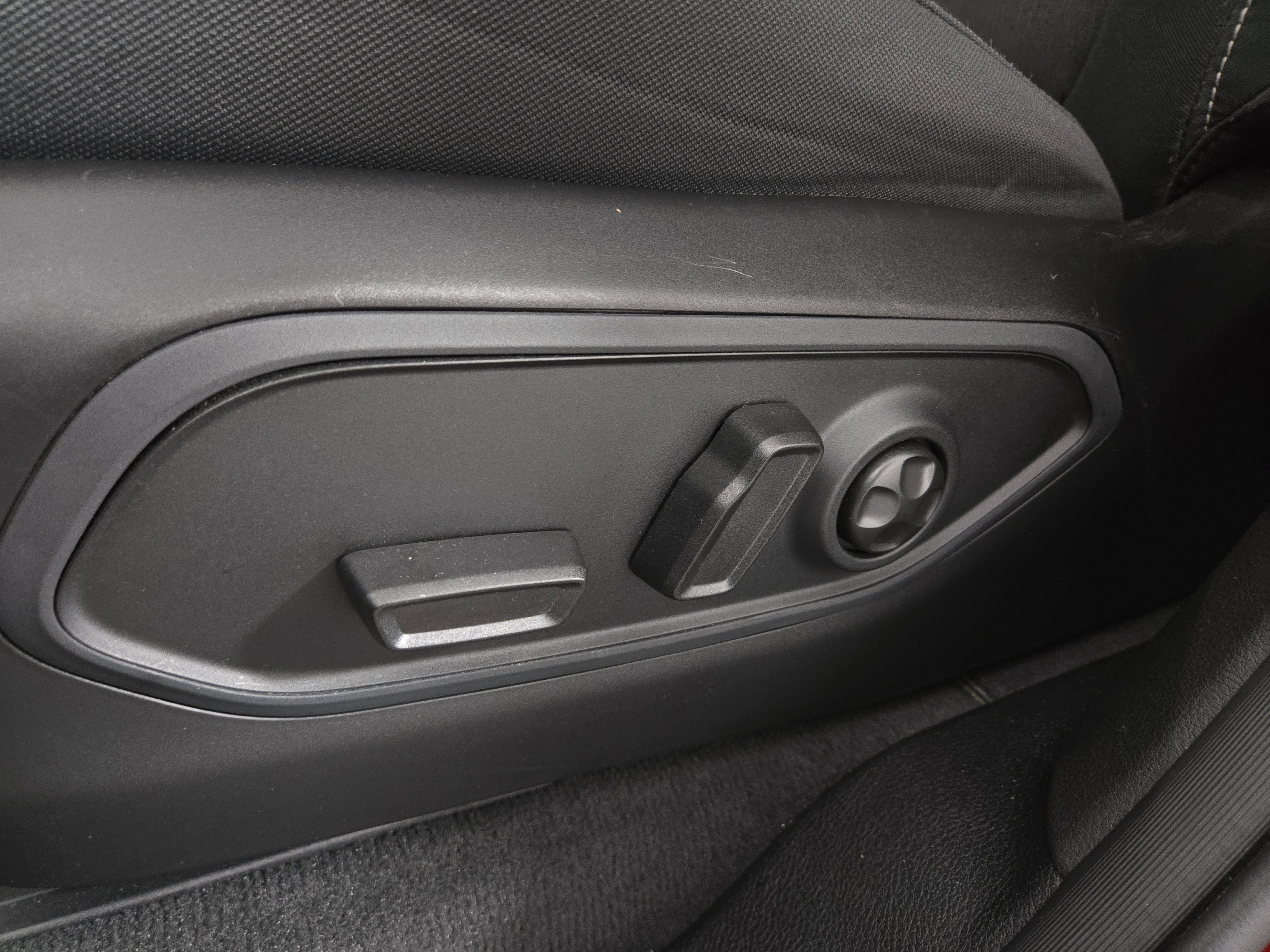 Used 2023 Jeep Grand Cherokee Laredo AWD/4WD image 31