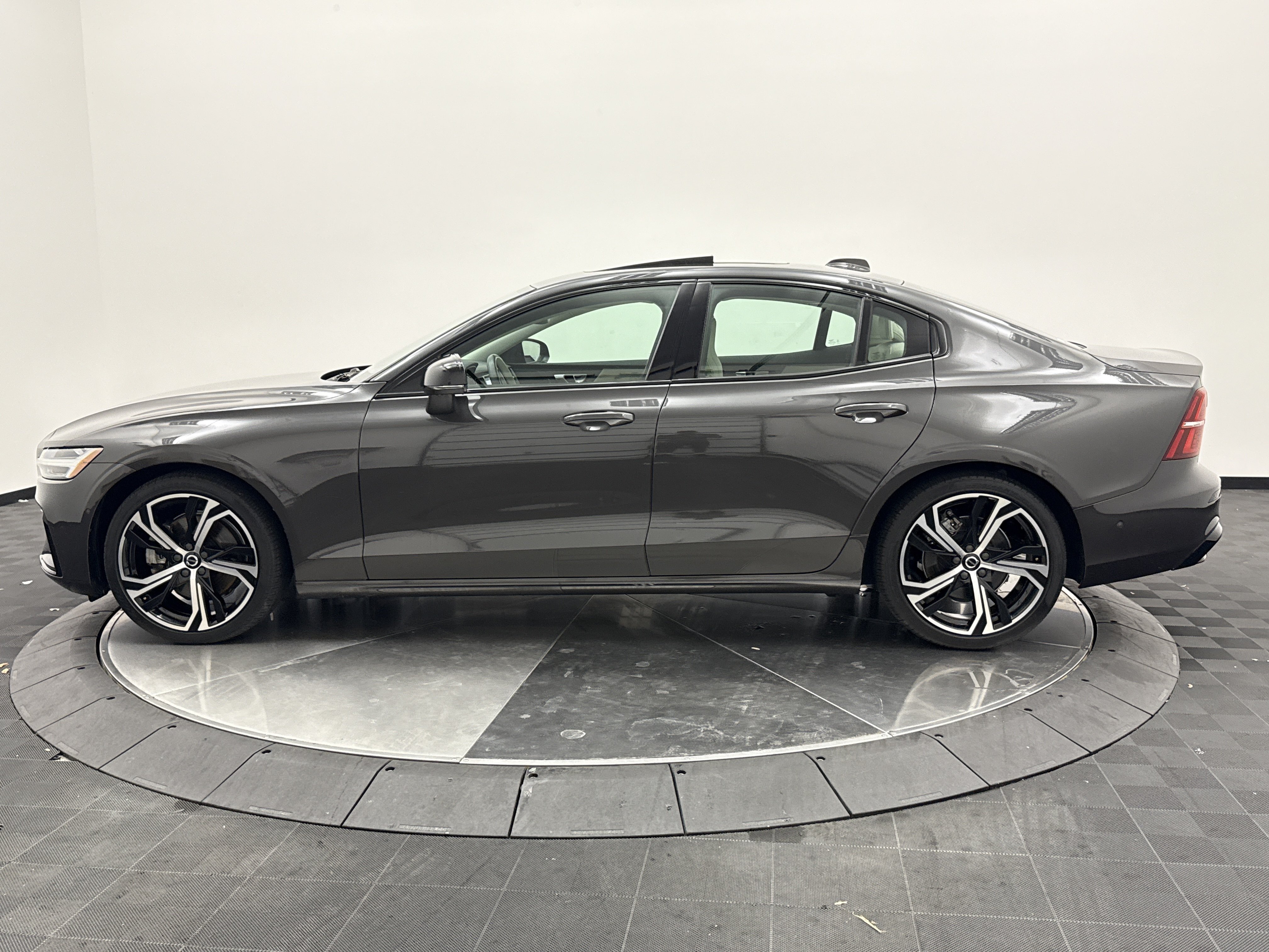 Used 2024 Volvo S60 B5 Plus AWD/4WD image 4