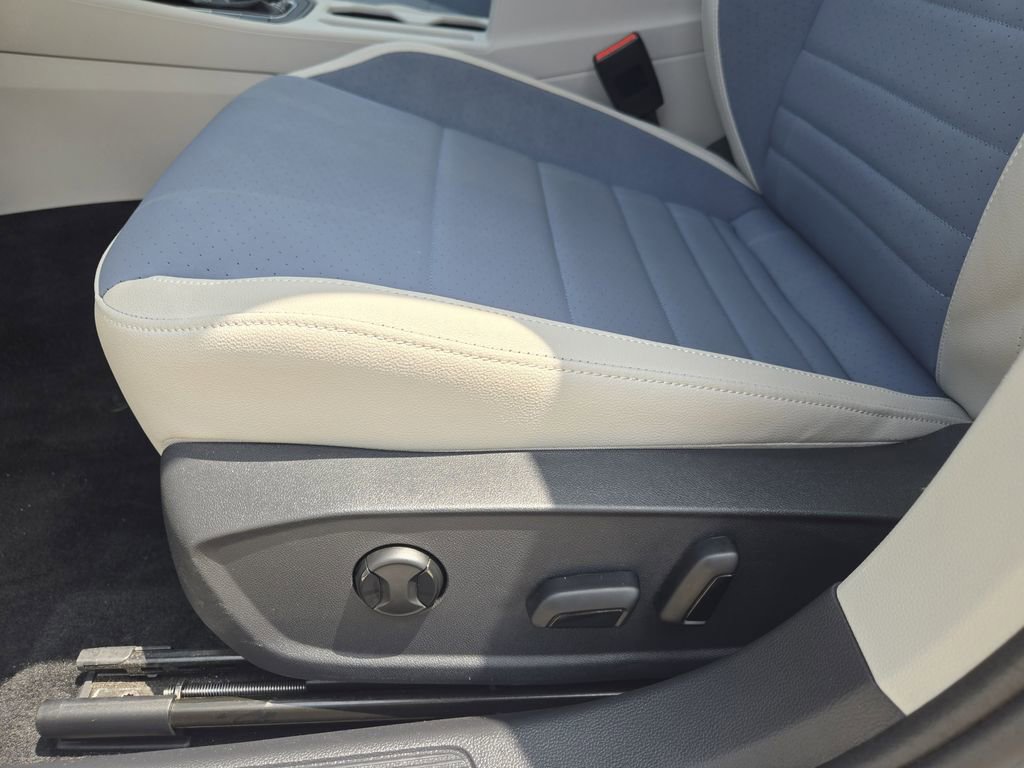 Used 2025 Volkswagen Jetta SE FWD image 25