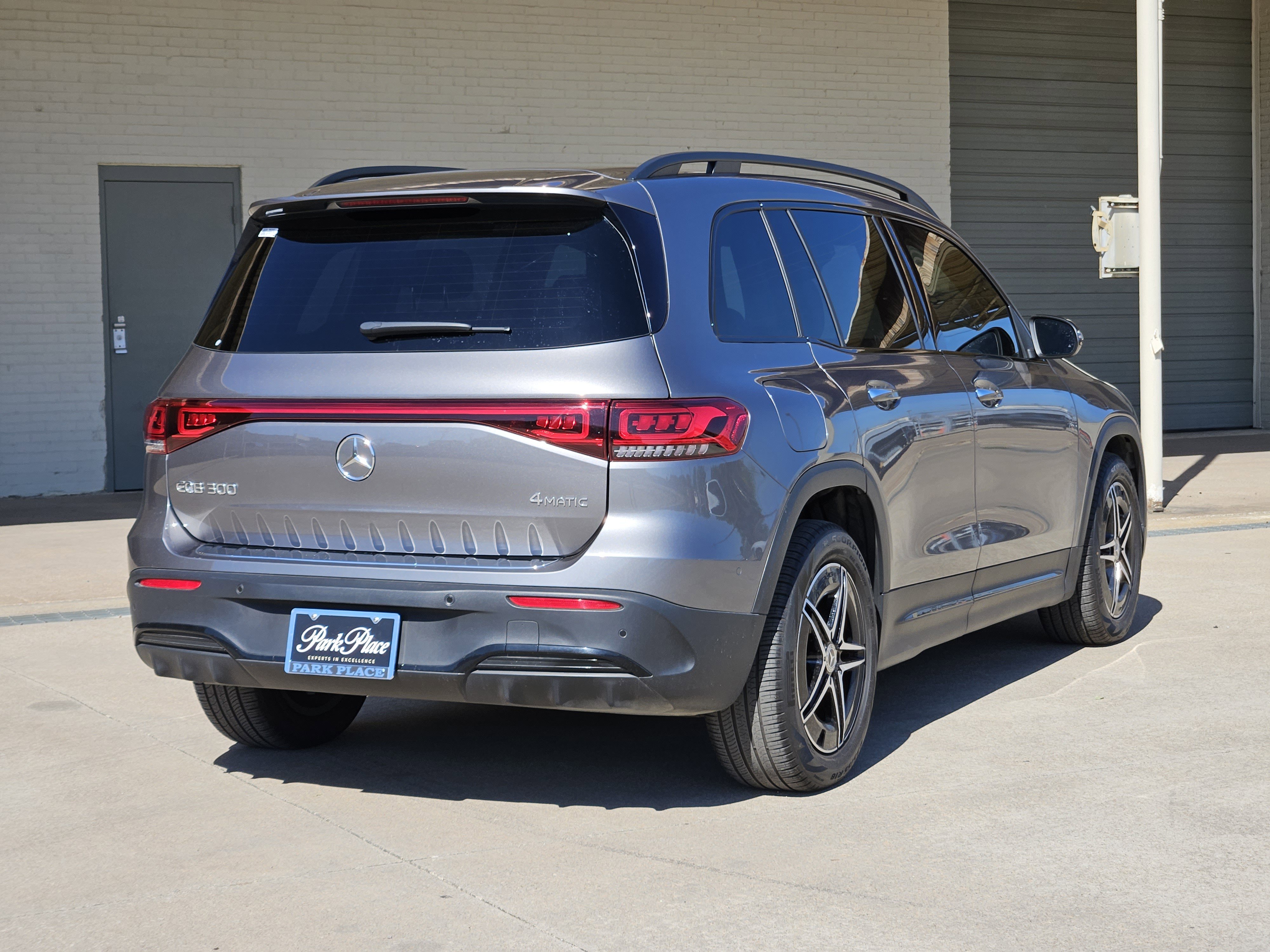 Used 2023 Mercedes-Benz EQB 300 4MATIC image 8