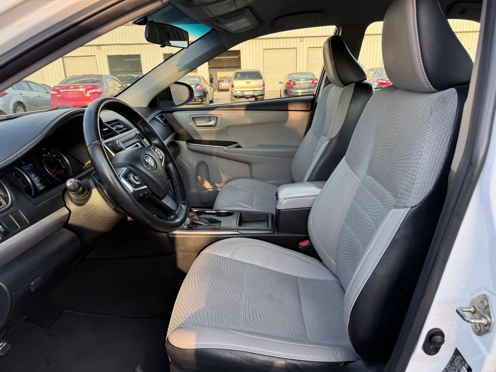 Used 2016 Toyota Camry SE image 2