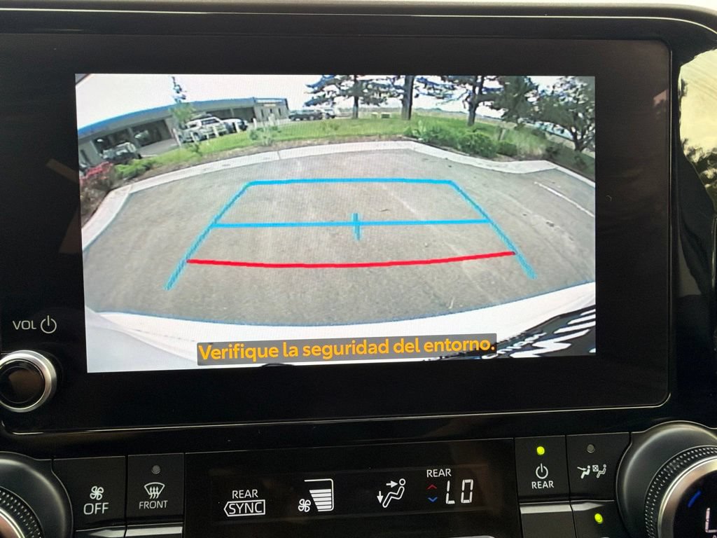 Used 2024 Toyota Highlander LE AWD/4WD image 32