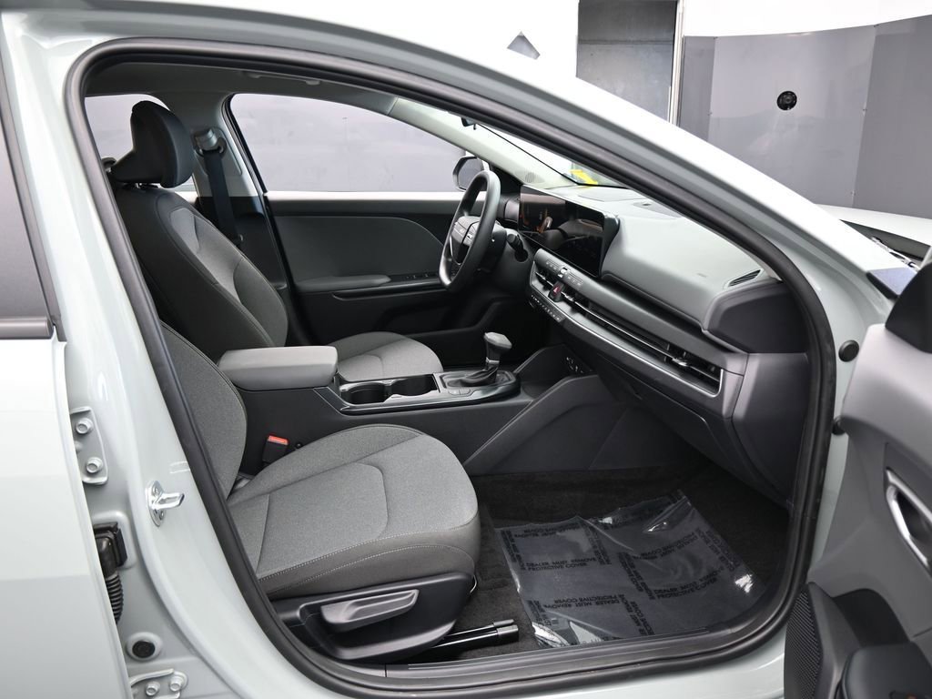 Used 2025 Kia K4 LXS image 28