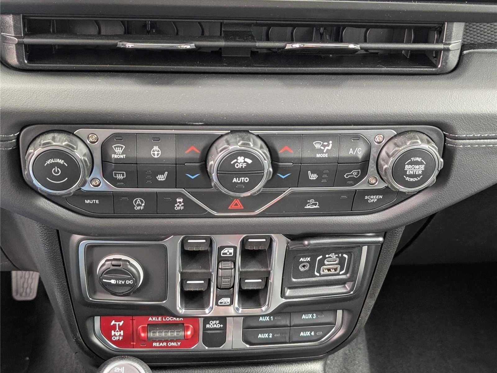 New 2026 Jeep Gladiator Mojave w/ Steel Bumper Group AWD/4WD image 24