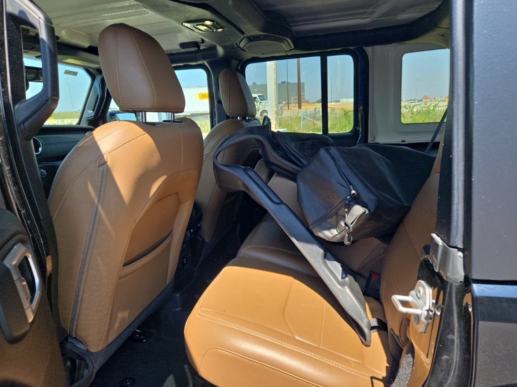 Used 2022 Jeep Wrangler Unlimited Sahara w/ Cold Weather Group AWD/4WD image 12