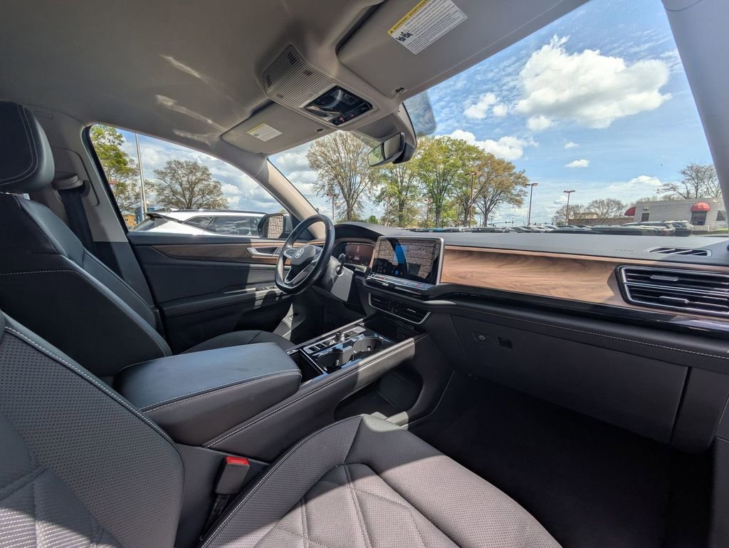 Used 2025 Volkswagen Atlas SE FWD image 31