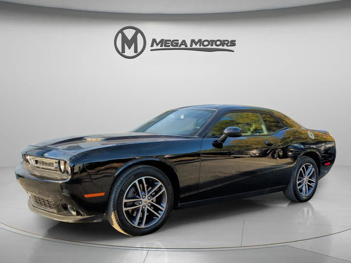 Used 2019 Dodge Challenger SXT AWD/4WD image 2