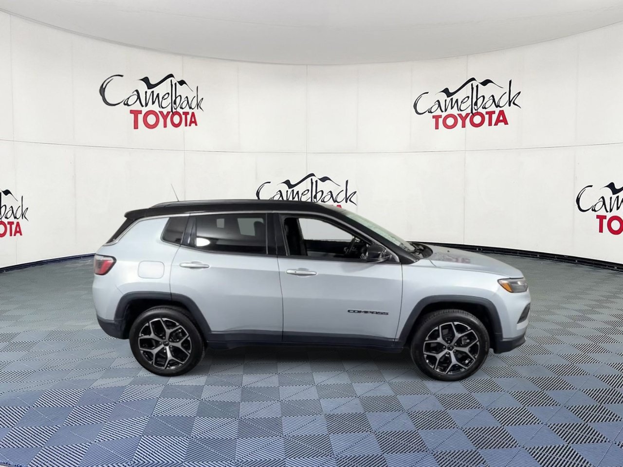 Used 2025 Jeep Compass Limited AWD/4WD image 4