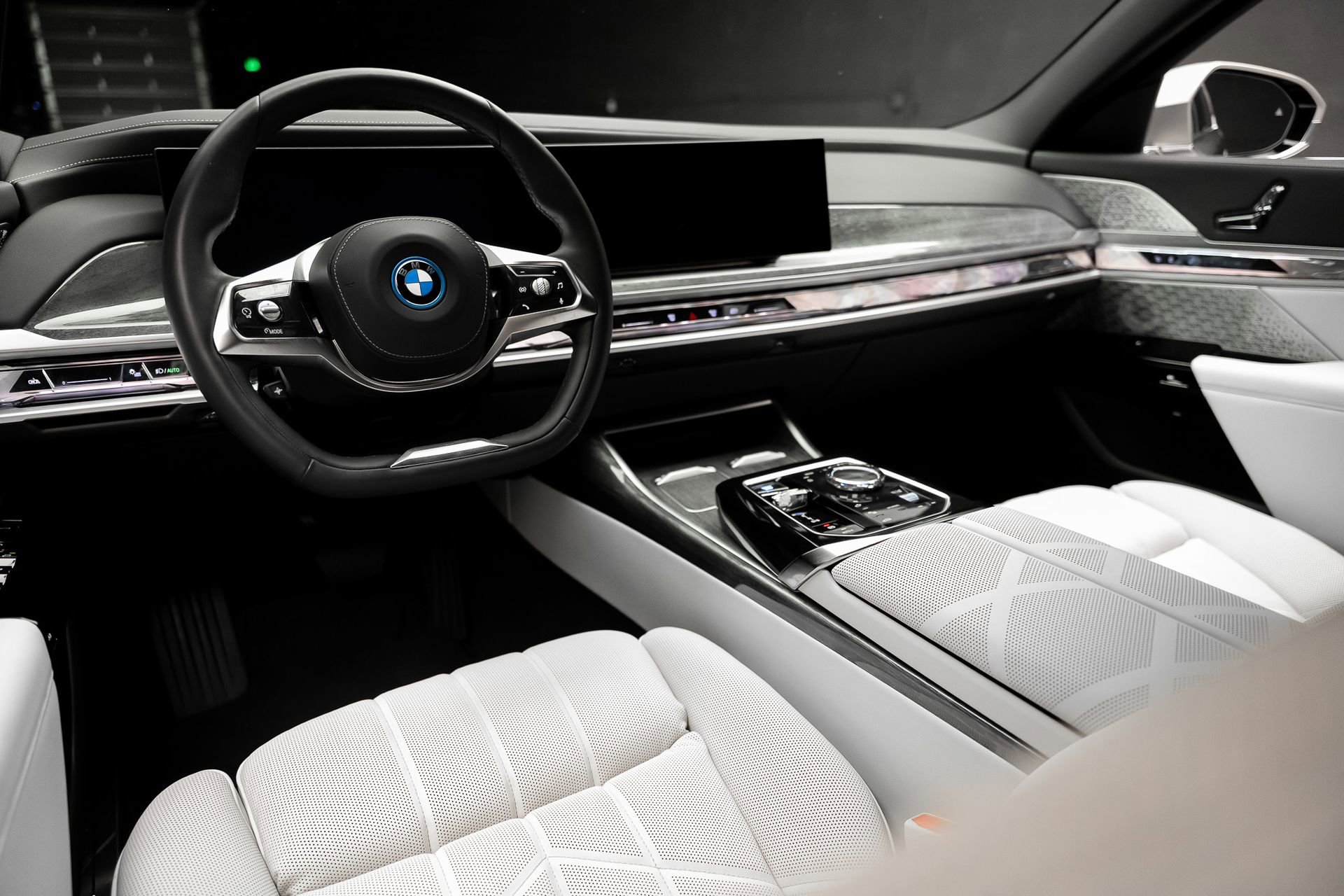 Used 2023 BMW i7 xDrive60 w/ Executive Package 2 image 2