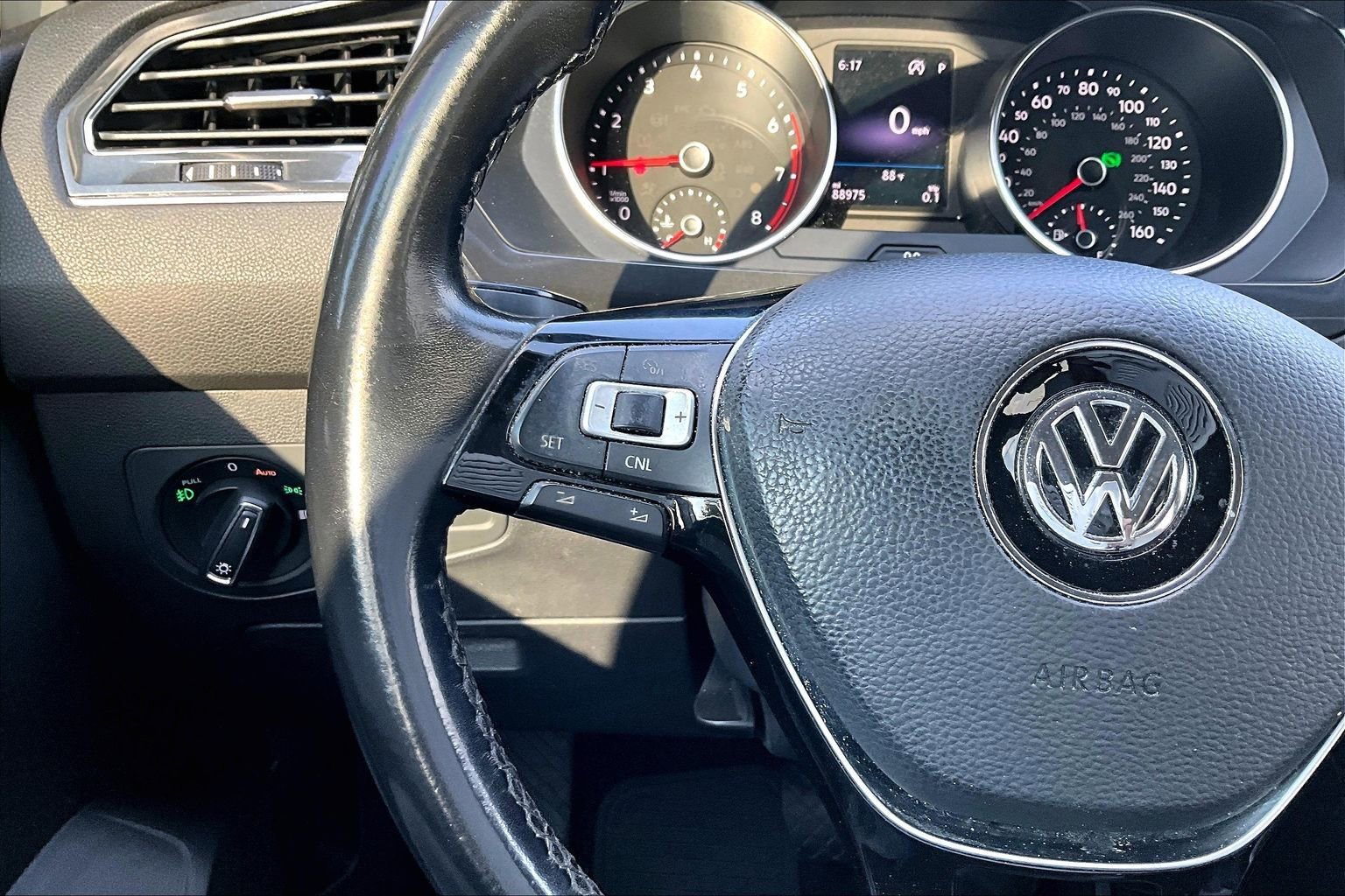 Used 2018 Volkswagen Tiguan SE FWD image 11