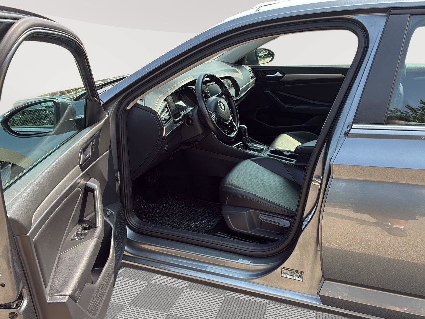 Used 2019 Volkswagen Jetta SE w/ Cold Weather Package FWD image 32