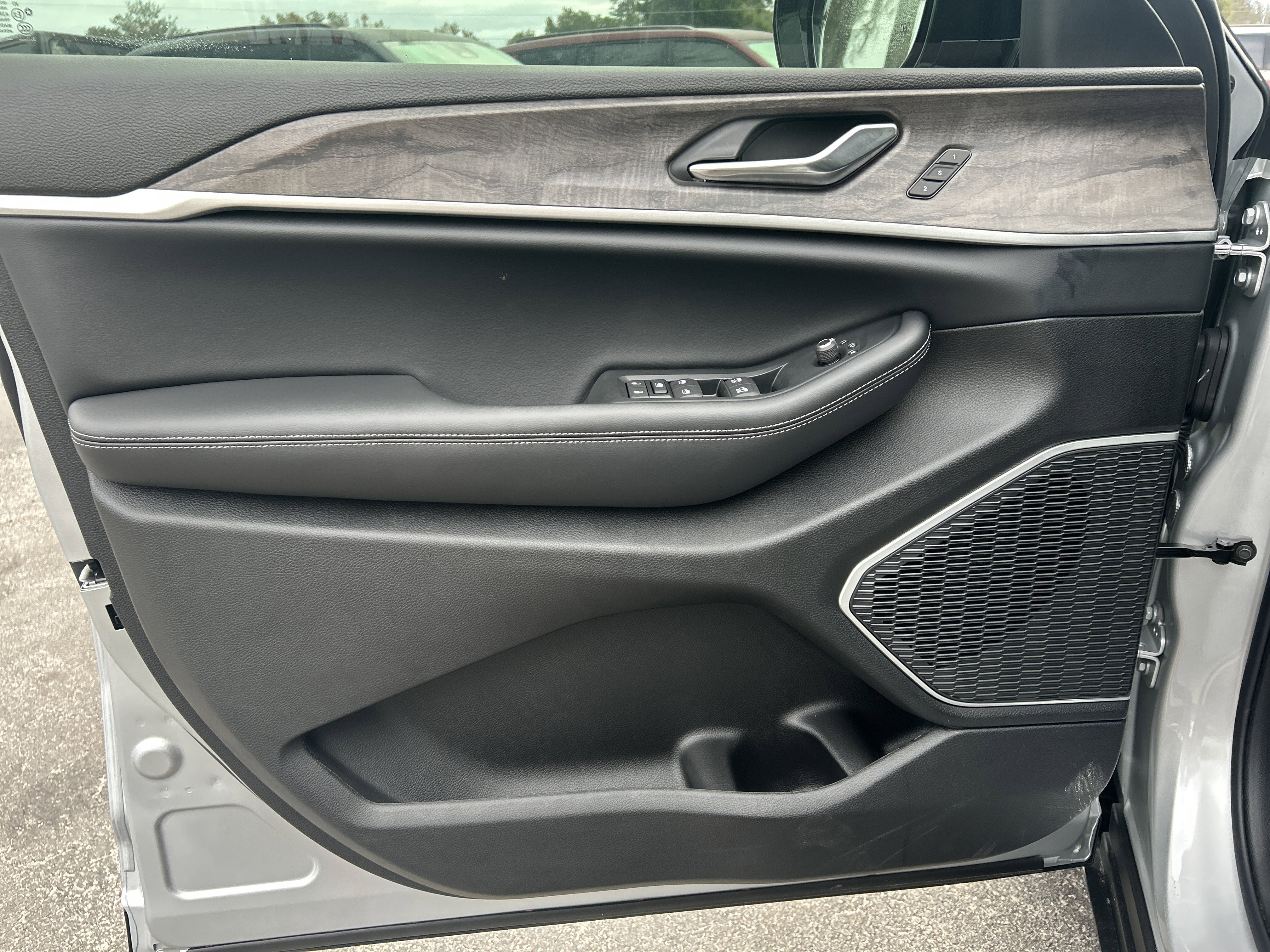 New 2025 Jeep Grand Cherokee L Limited w/ Luxury Tech Group II image 10