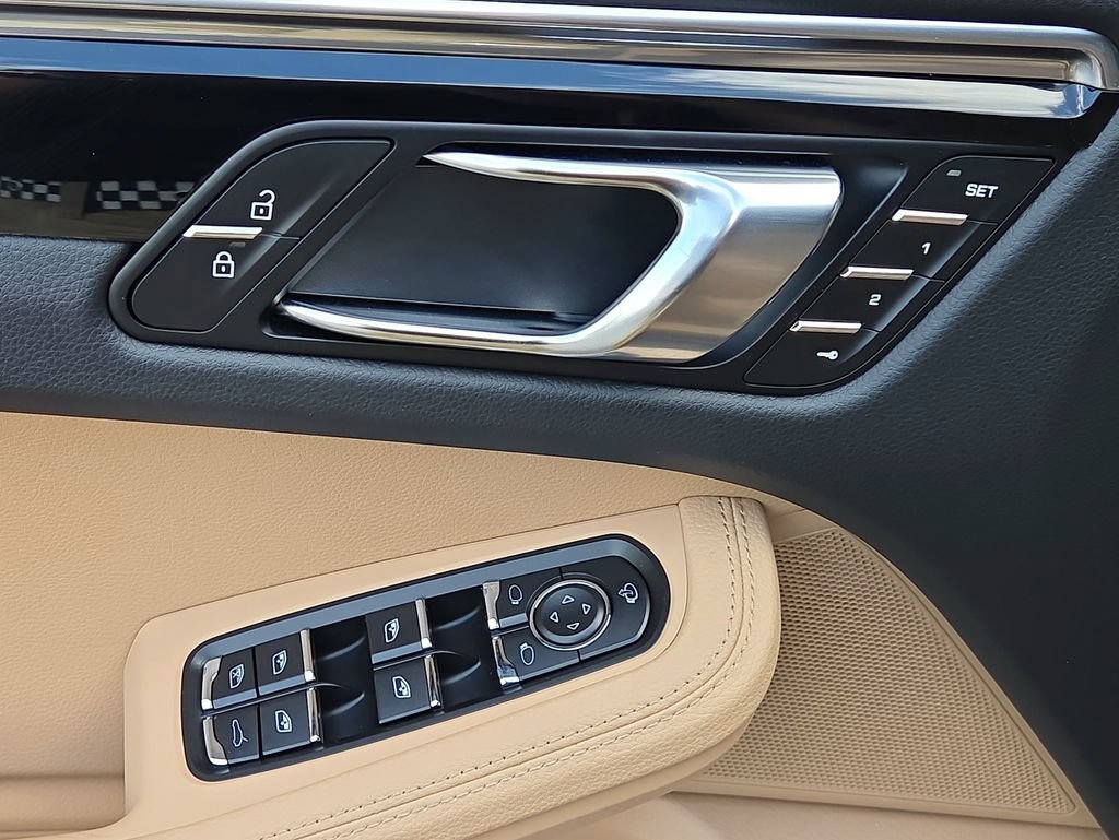 Certified 2026 Porsche Macan AWD/4WD image 7