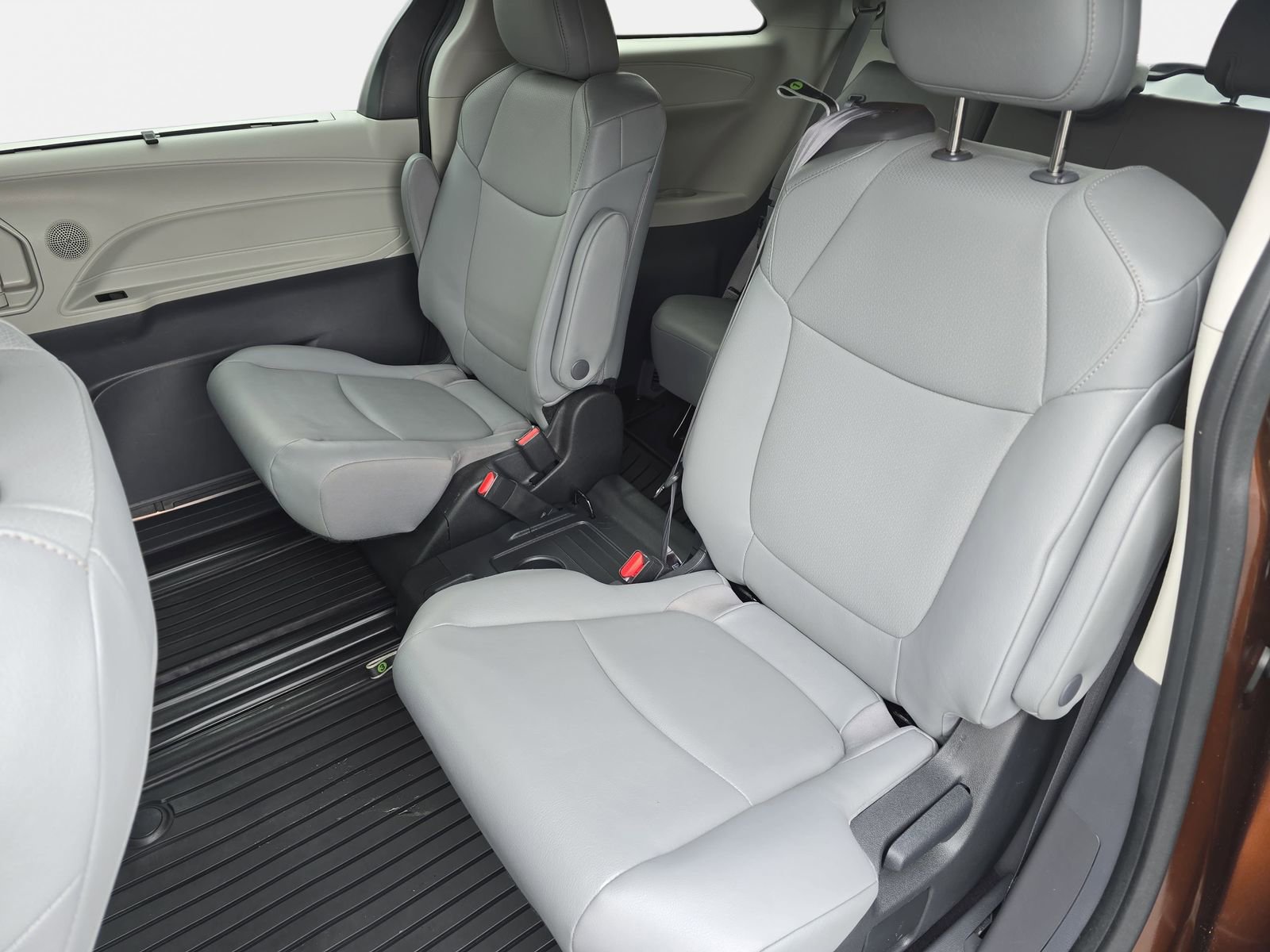 Used 2023 Toyota Sienna XLE image 15