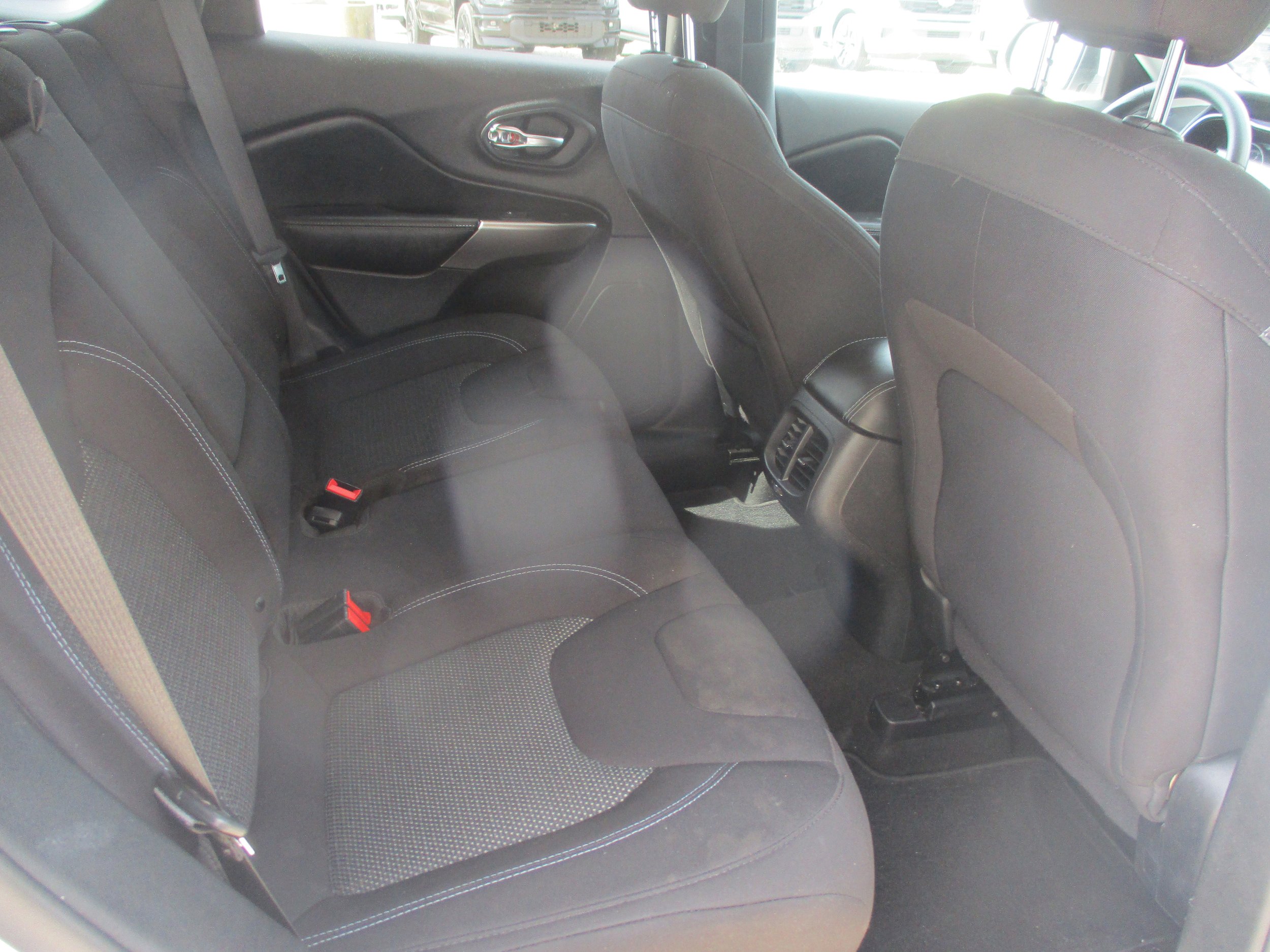 Used 2019 Jeep Cherokee Latitude w/ Popular Appearance Group FWD image 9