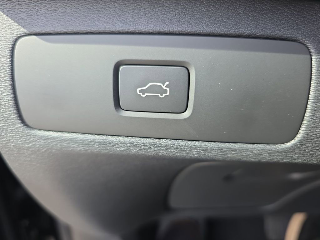 New 2026 Volvo XC90 B6 Plus w/ Protection Package Premier image 29