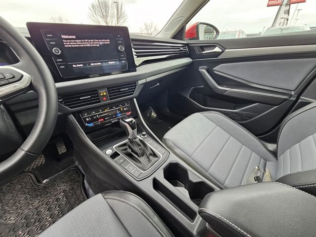 Used 2025 Volkswagen Jetta SE w/ Sunroof Package image 19