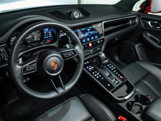 Certified 2025 Porsche Macan image 4