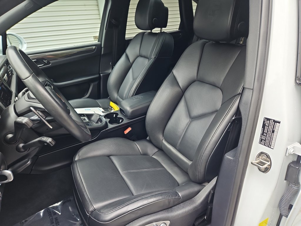 Certified 2023 Porsche Macan S AWD/4WD image 5
