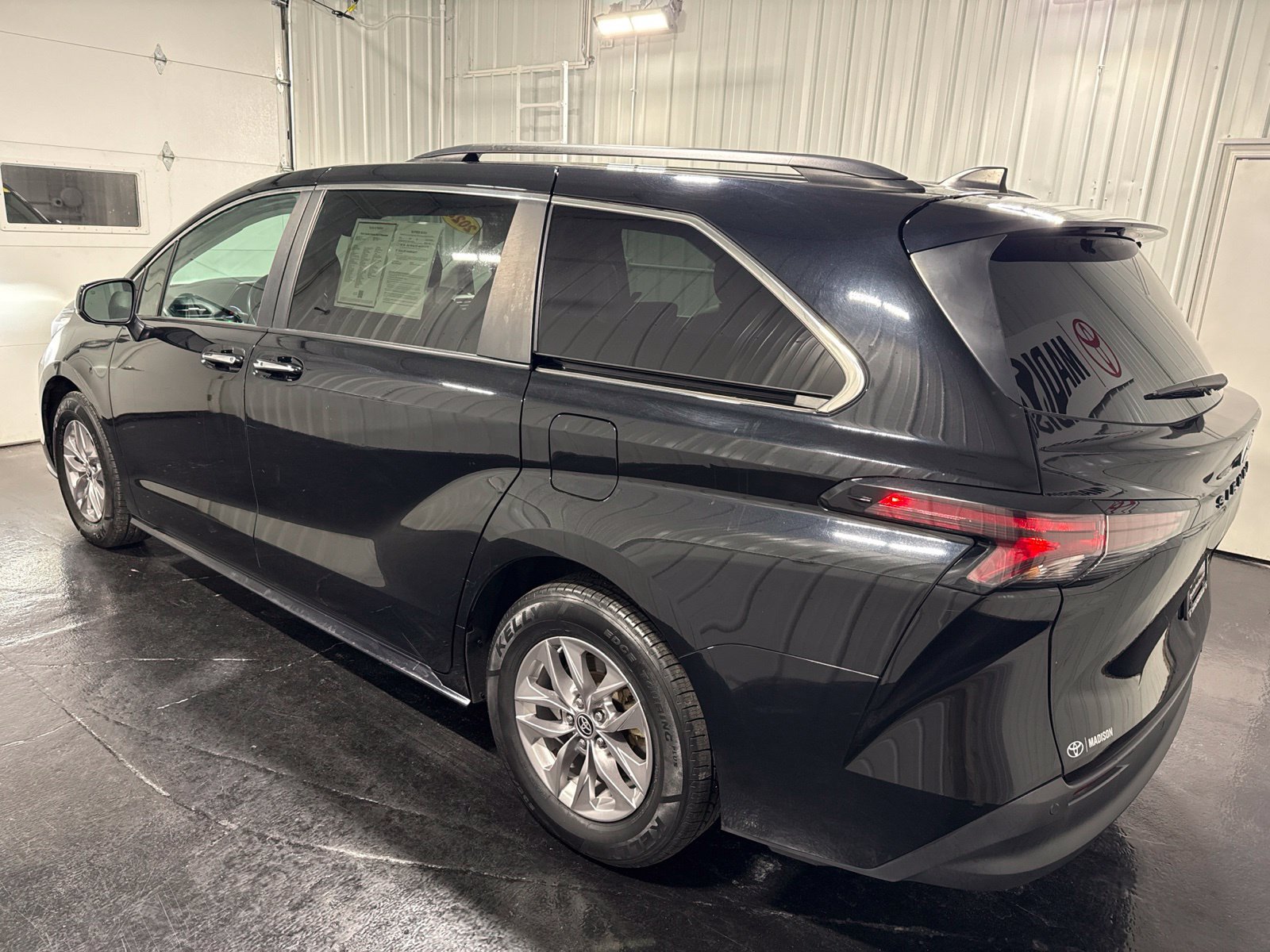 Used 2024 Toyota Sienna XLE FWD image 2