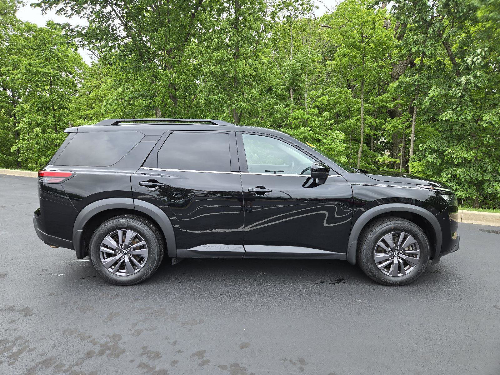 Used 2023 Nissan Pathfinder SV w/ SV Premium Package AWD/4WD image 2