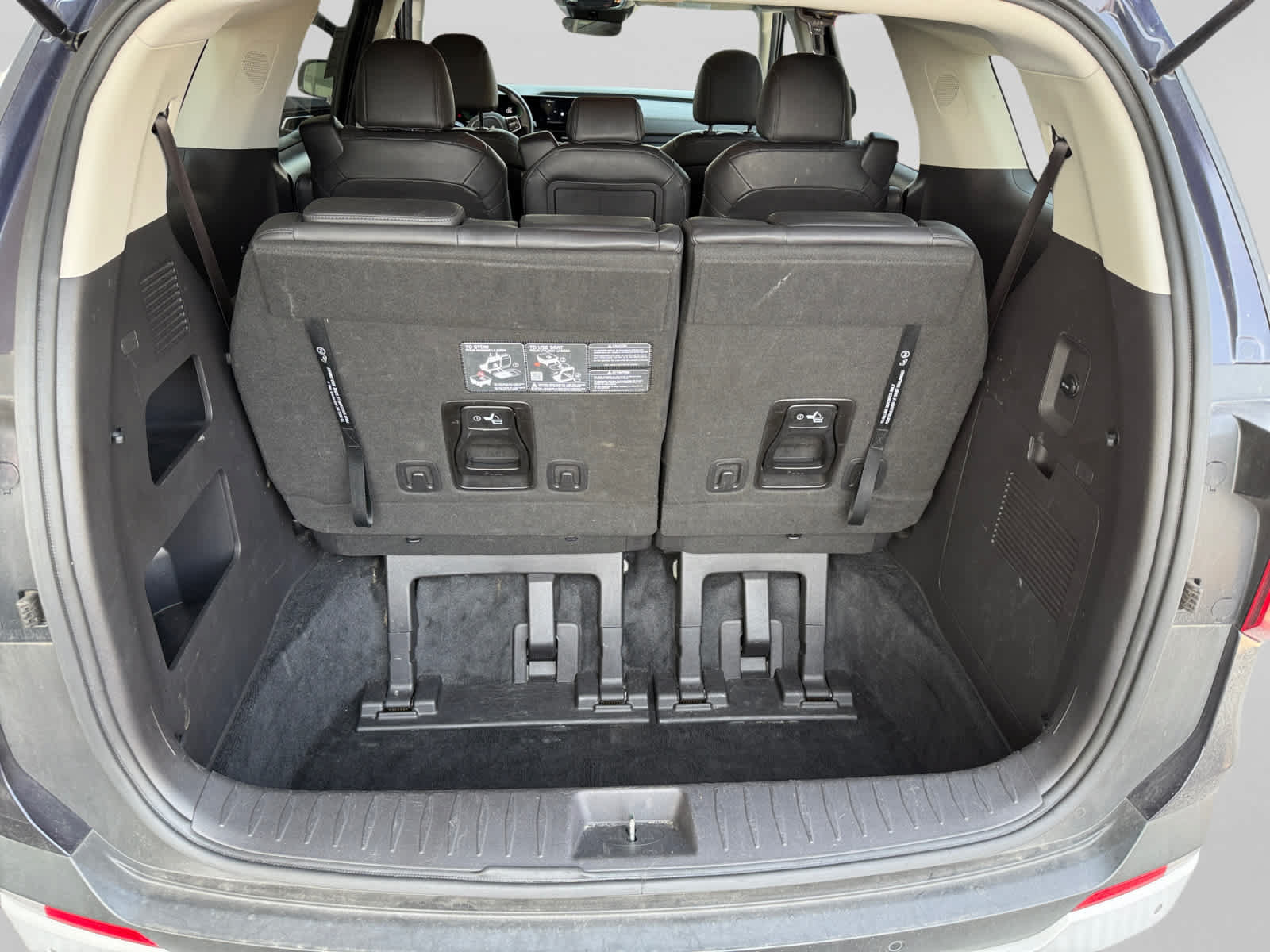 Used 2025 Kia Carnival FWD image 23