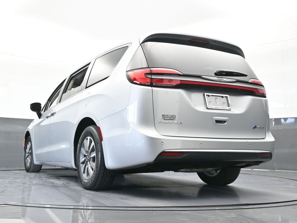 Used 2024 Chrysler Pacifica Select image 63