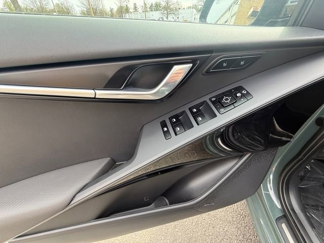 Used 2024 Kia Niro SX image 11