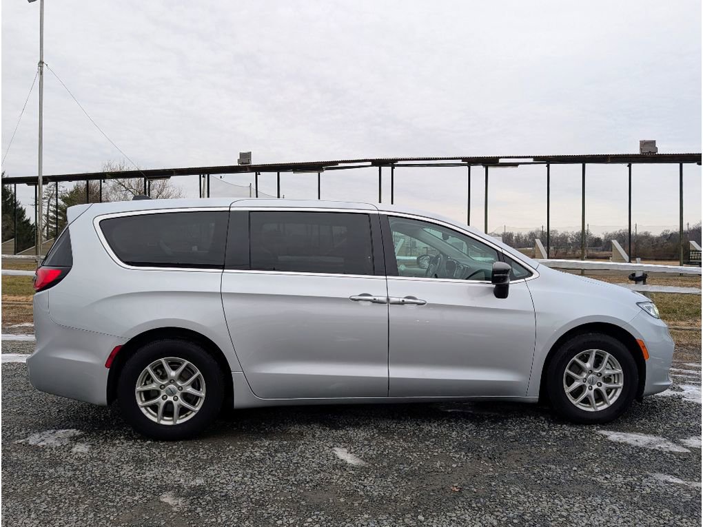 Used 2024 Chrysler Pacifica Touring-L image 8