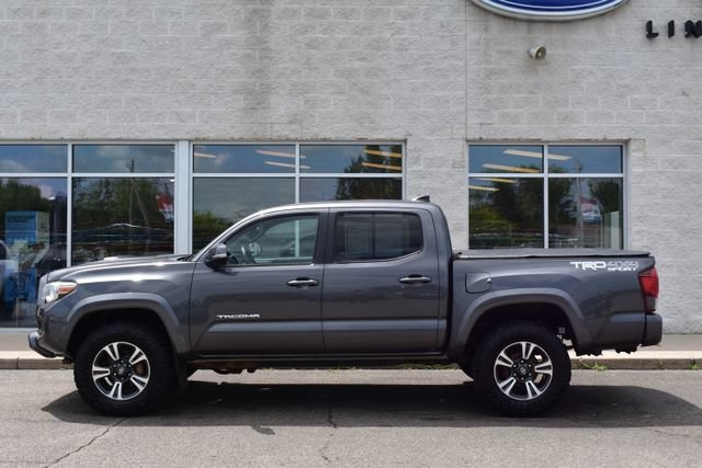 Used 2018 Toyota Tacoma SR5 AWD/4WD image 2