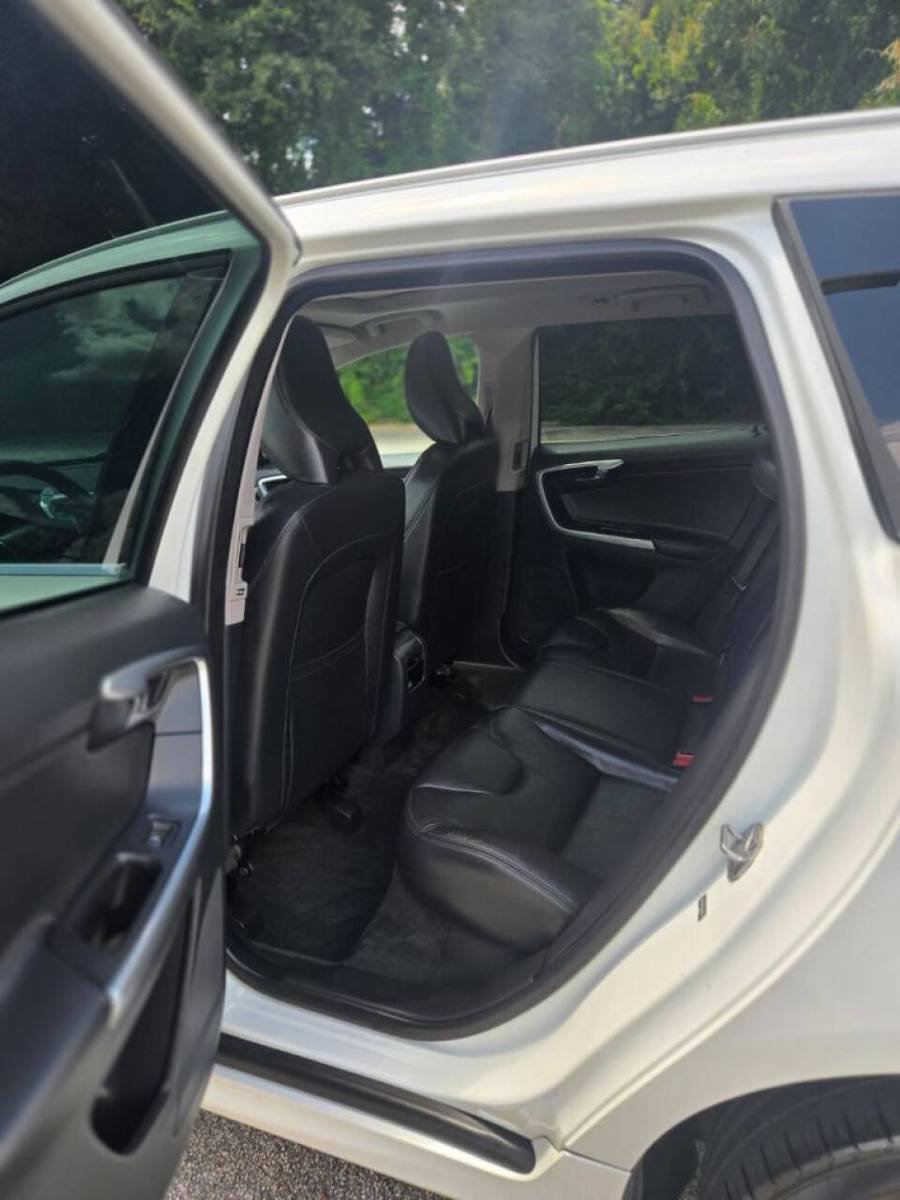Used 2016 Volvo XC60 T6 AWD/4WD image 12