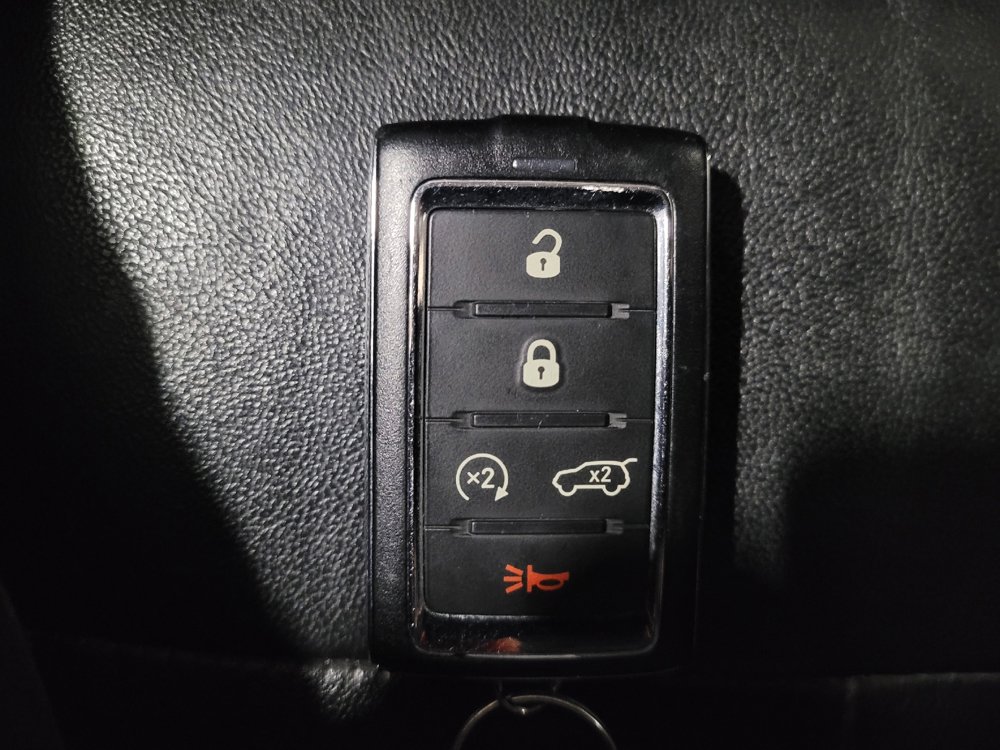 Used 2023 Jeep Grand Cherokee Limited w/ Black Appearance Package image 32