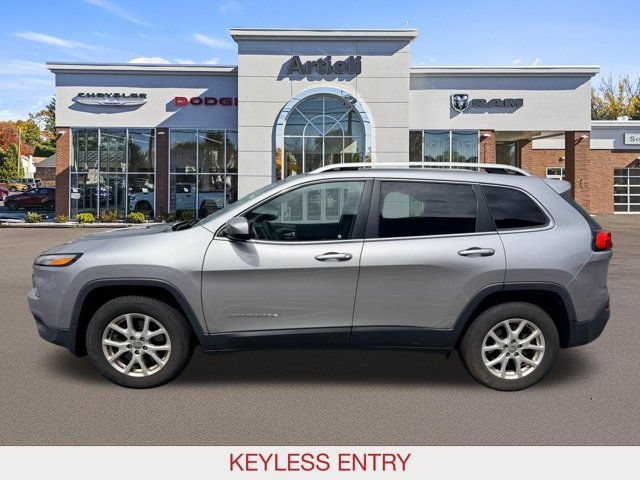 Used 2017 Jeep Cherokee Latitude AWD/4WD image 5