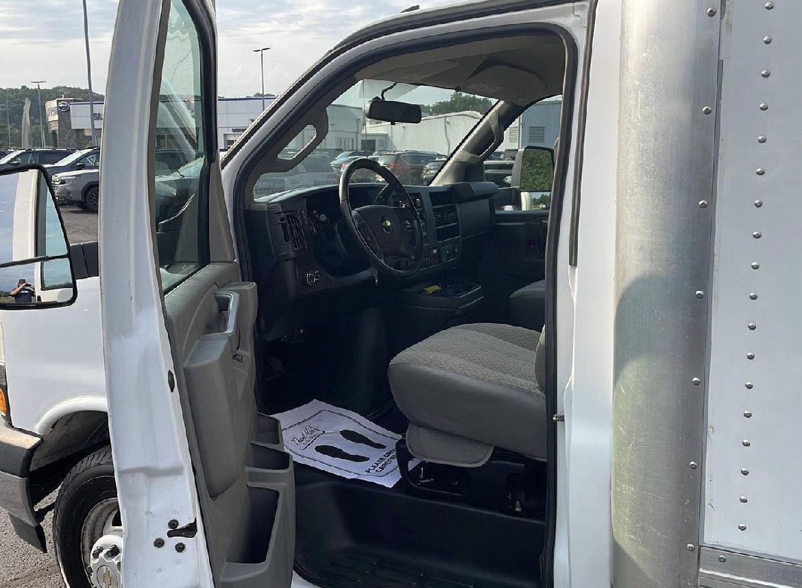 Used 2021 Chevrolet Express 4500 Extended w/ Power Convenience Package RWD image 11