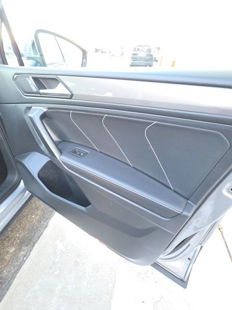 Used 2024 Volkswagen Tiguan SE AWD/4WD image 23
