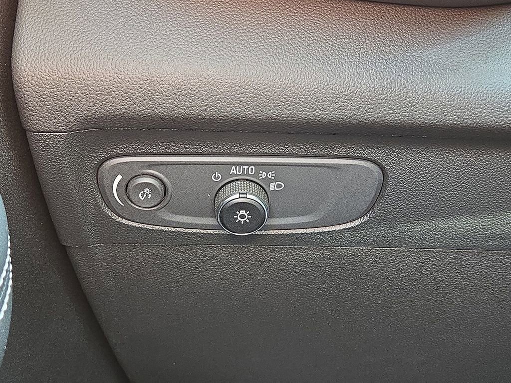 Used 2023 Buick Envision Essence image 25