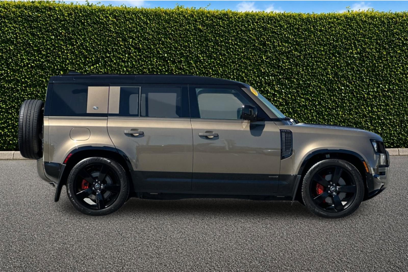 Used 2024 Land Rover Defender 110 X AWD/4WD image 3