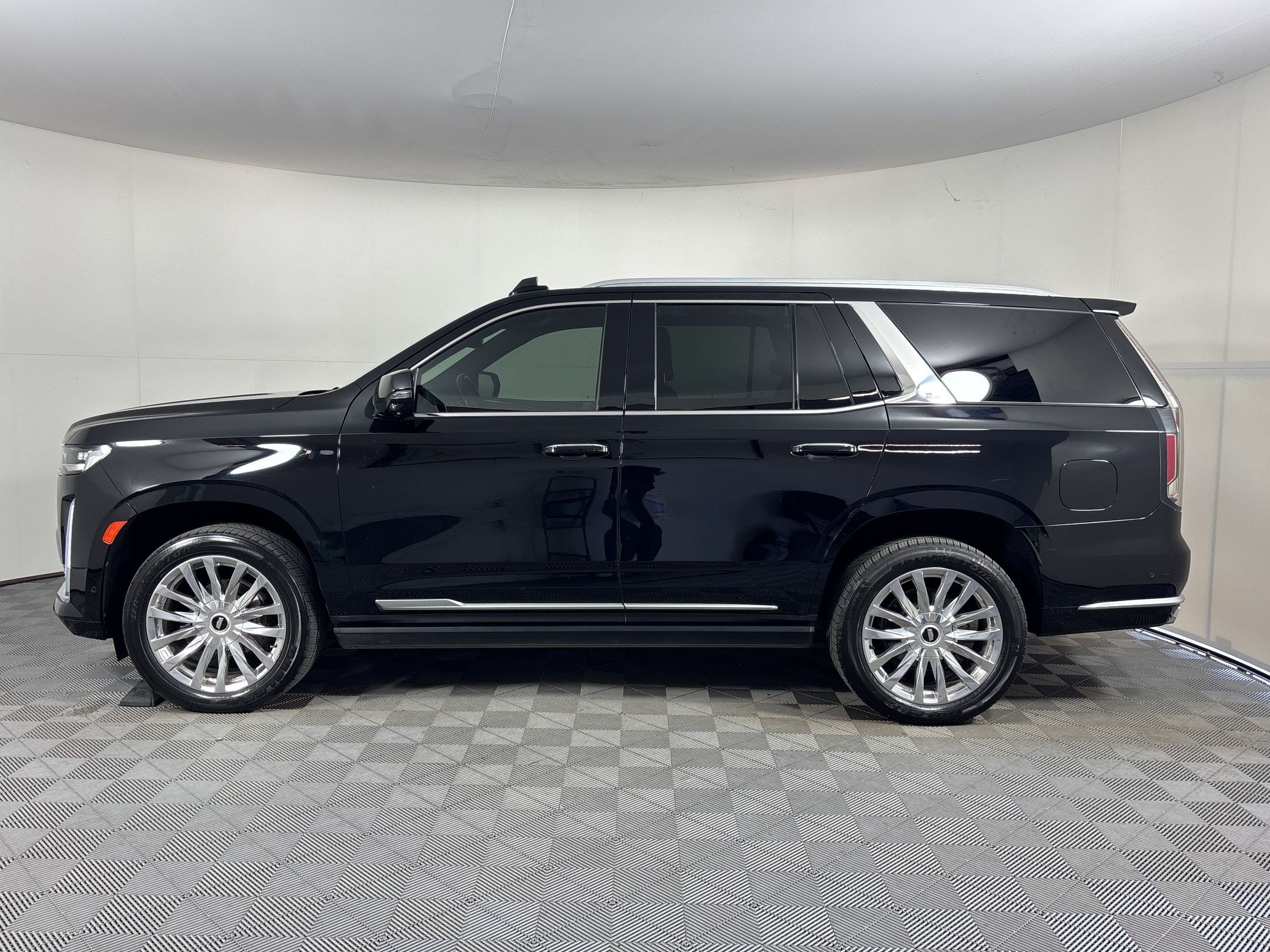 Used 2022 Cadillac Escalade Premium Luxury w/ Performance Package AWD/4WD image 2