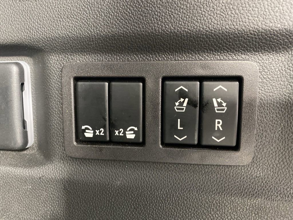 Used 2024 GMC Yukon AT4 AWD/4WD image 35