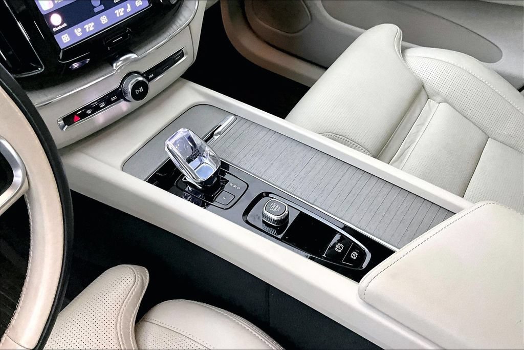 Certified 2024 Volvo XC60 B5 Ultimate w/ Protection Package Premier AWD/4WD image 17