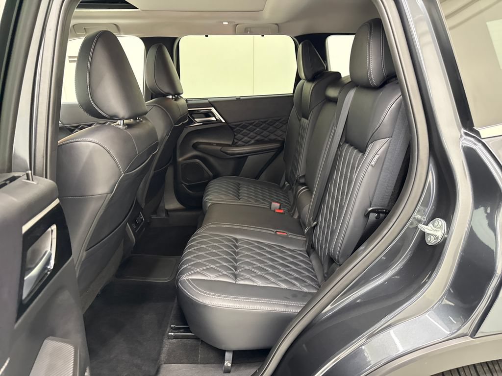 Used 2025 Mitsubishi Outlander 4WD Plug-In Hybrid image 25
