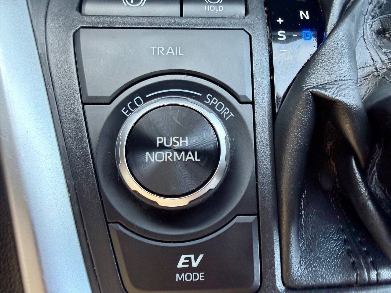 Used 2022 Toyota RAV4 LE AWD/4WD image 38