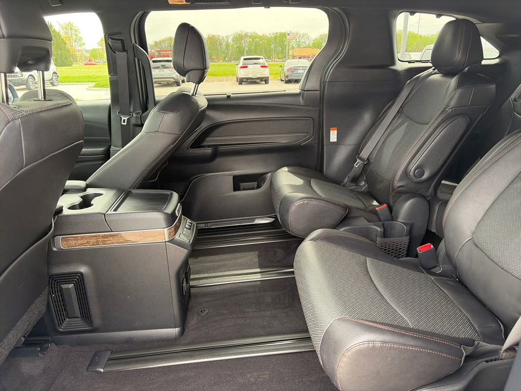 Used 2025 Toyota Sienna Platinum AWD/4WD image 31