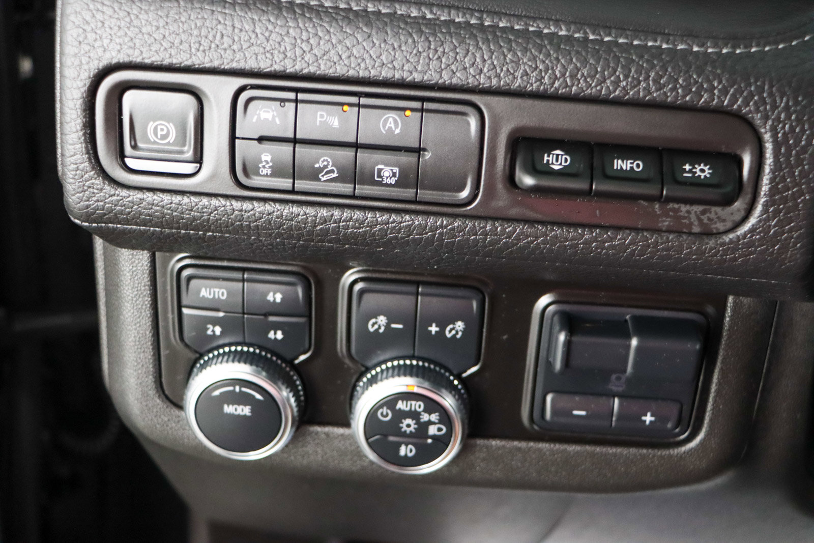 Used 2024 GMC Yukon XL Denali image 23