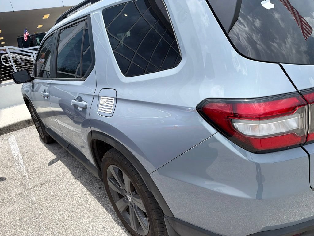 Used 2025 Honda Pilot Sport image 5