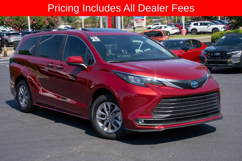 Used 2025 Toyota Sienna XLE FWD image 1